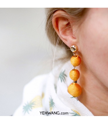 Mooie groene oorhangers met 3 bollen omwikkeld met koord