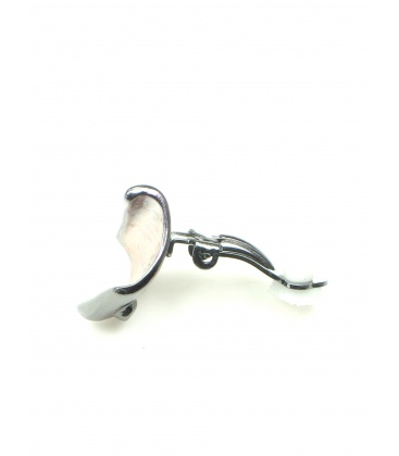 Roze oorclips in gun black zetting