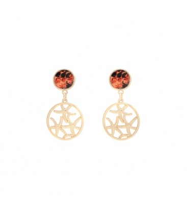 Goudkleurige oorhangers met zee sterren en een oranje gekleurd oorstukje