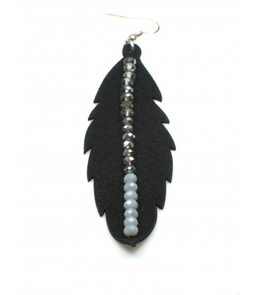 Lange zwarte oorbellen in de vorm van een blad met kralen nerf