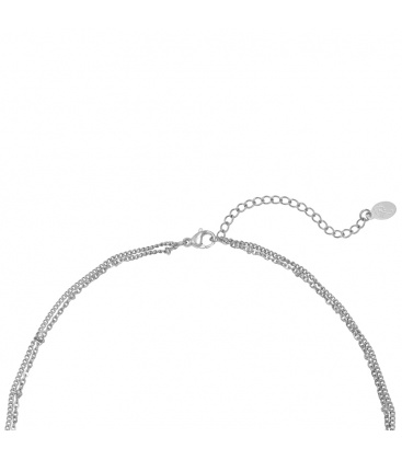 Zilverkleurige halsketting met een bedel en een groen gekleurde steen