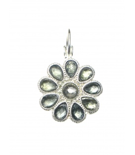 Zilverkleurige oorbellen in de vorm van een bloem met grijze steentjes