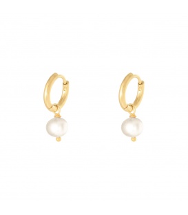 Goudkleurige oorbellen met een witte parelbedel