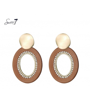 Bruine oorbellen met een goudkleurig oorstukje en kraaltjes