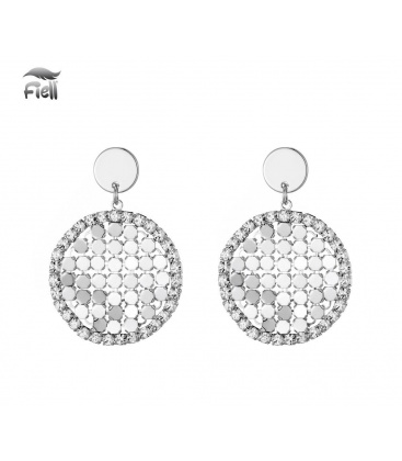 Mooie zilverkleurige oorbellen met een bewerkte hanger