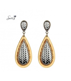 Bruine oorhangers met zilverkleurige inleg en zigzag patroon