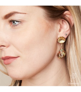 Zilverkleurige oorhangers met een groene schelpen hanger als een slakkenhuis