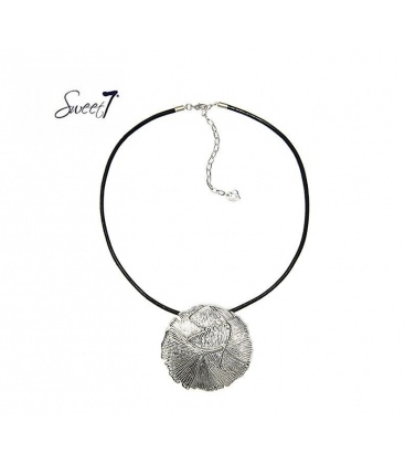 Zwarte koord halsketting met een mooie bewerkte hanger