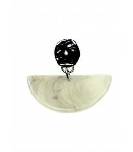 Zilverkleurige stijlvolle oorbellen met een halfronde hanger van grijze kunsthars