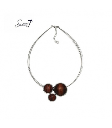 Zilverkleurige halsketting met 3 bruin rode elementen