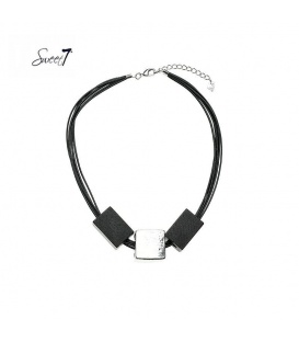 Zwarte korte halsketting met 3 elementen als hanger