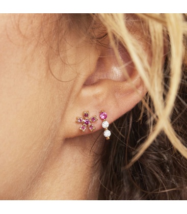 Zilverkleurige oorbellen in bloemvorm met roze strass steentjes