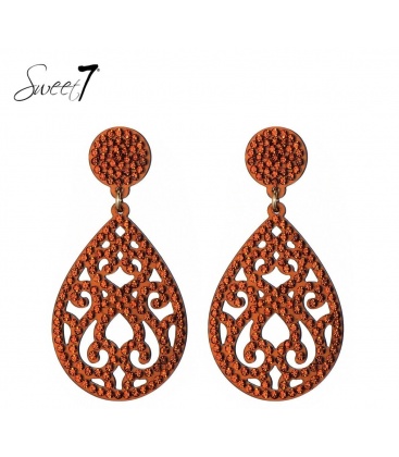 Terra cotta oorbellen met een open bewerkte hanger 