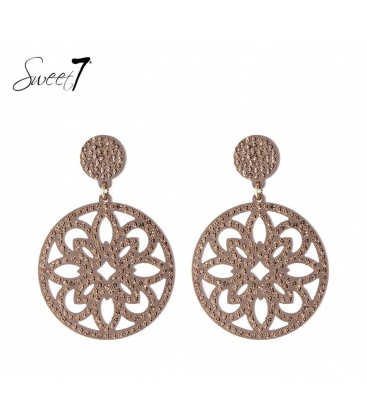 Naturel kleurige oorbellen met een open hanger 