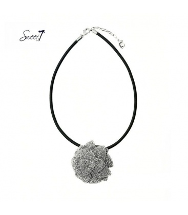 Zwarte koord halsketting met een mooie zilverkleurige hanger