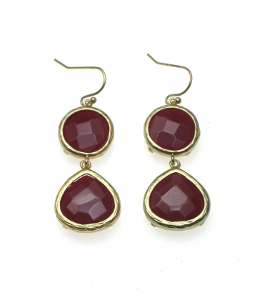Oorbellen in goudkleurige zetting met rode stenen