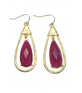 Oorbellen in goudkleur met in de hanger een rode steen 