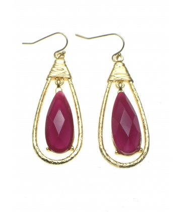 Oorbellen in goudkleur met in de hanger een rode steen 