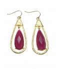 Oorbellen in goudkleur met in de hanger een rode steen 