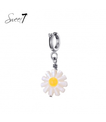 Zilverkleurige sleutelhanger met madelief hanger