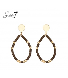 Bruine oorbellen met een goudkleurige oorstukje en ovale hanger