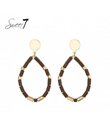 Bruine oorbellen met een goudkleurige oorstukje en ovale hanger