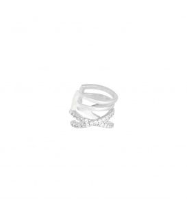 Zilverkleurige earcuff met een kruising en kleine glinsterende steentjes