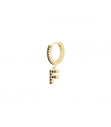 Goudkleurige oorbel met zwarte steentjes en hanger met de letter F
