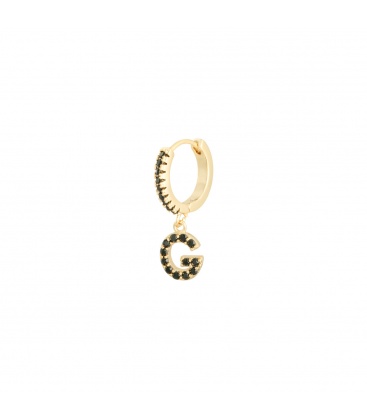 Goudkleurige oorbel met zwarte steentjes en hanger met de letter G