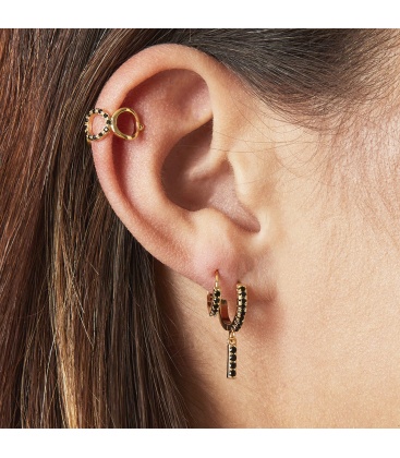 Goudkleurige oorbel met zwarte steentjes en hanger met de letter I