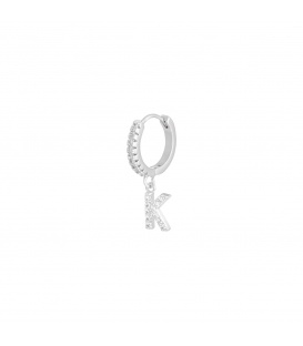 Zilverkleurige oorbel met als bedel de letter K