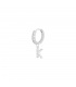 Zilverkleurige oorbel met als bedel de letter K