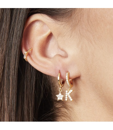 Goudkleurige oorbel met zwarte steentjes en hanger met de letter K