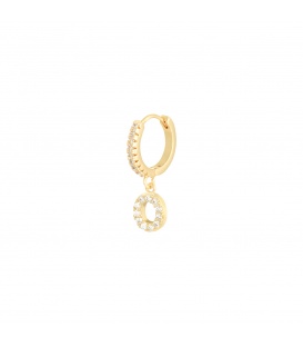 Goudkleurige oorbel met zilverkleurige steentjes en hanger met de letter O