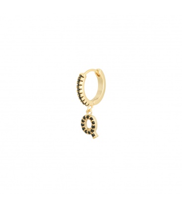 Goudkleurige oorbel met zwarte steentjes en hanger met de letter Q