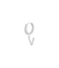 Zilverkleurige oorbellen met steentjes en hanger met de letter V