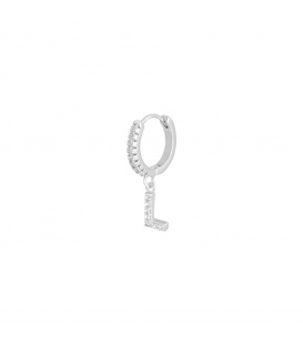 Zilverkleurige oorbel met steentjes en hanger met de letter L