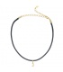 Zwarte trendy choker met hanger in de vorm van een goudkleurig maandje.