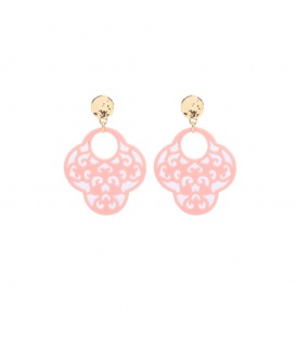 Roze oorbellen met een mooie hanger en een goudkleurig oorstukje