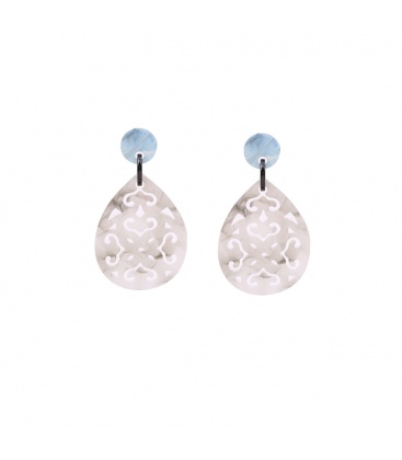 Wit met zwarte oorbellen met een open hanger en een blauw gemeleerd oorstukje