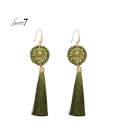 Groene kralen oorbellen met een kwast als hanger