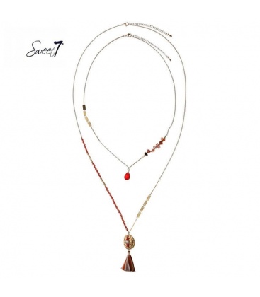 Twee goudkleurige kettingen met oranje kralen en een kwast