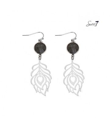 Zilverkleurige oorbellen met een bladvormige hanger en een grijze facet steen