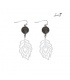 Zilverkleurige oorbellen met een bladvormige hanger en een grijze facet steen