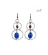 Zilverkleurige oorbellen met blauwe facet steen in een zilverkleurige ronde hanger