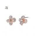 Roségoudkleurige oorknopjes in de vorm van een bloem met steentjes