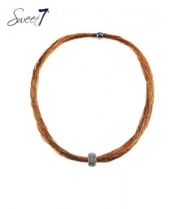 Goudkleurige halsketting van meerdere strengen en zilverkleurige bedel met magneetsluiting