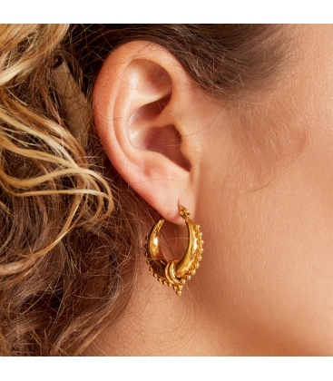 Goudkleurige ronde oorstekers met versiering