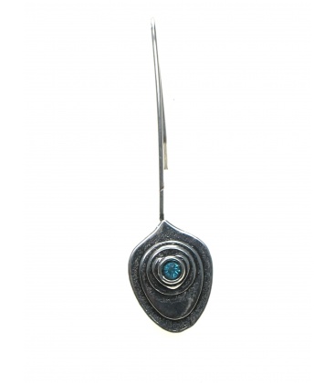 Zilverkleurige oorhanger met hanger in bladvorm en helder blauw strass steentje