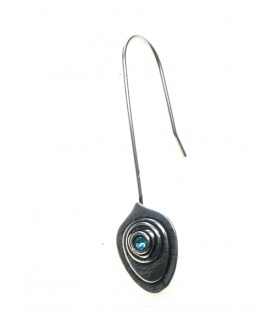 Zilverkleurige oorhanger met hanger in bladvorm en helder blauw strass steentje